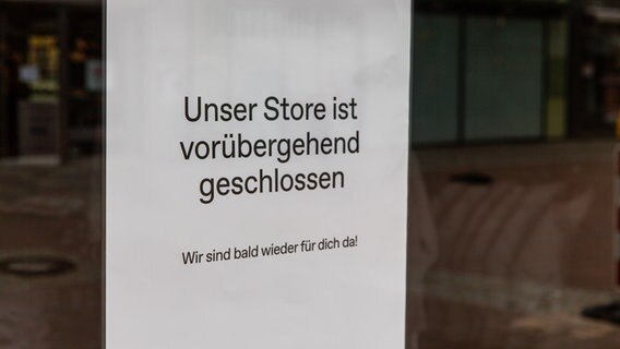 Ein Hinweisschild an einem Geschäft in einer Innenstadt. © NDR Foto: Christoph Klipp