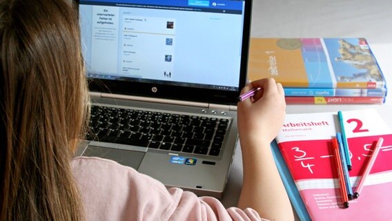 Ein Mädchen sitzt vor einem Computer und lernt. © imago images/epd Foto: Anke Bingel