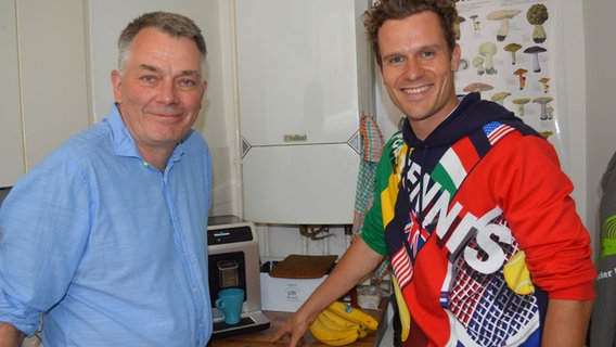 Caspar Sawade und Moritz Tovar stehen vor der Kaffeemaschine. © NDR Foto: Anne Passow