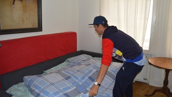 Moritz Tovar macht das Bett. © NDR Foto: Anne Passow