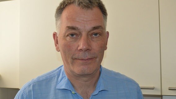 Caspar Sawade blickt in die Kamera. © NDR Foto: Anne Passow