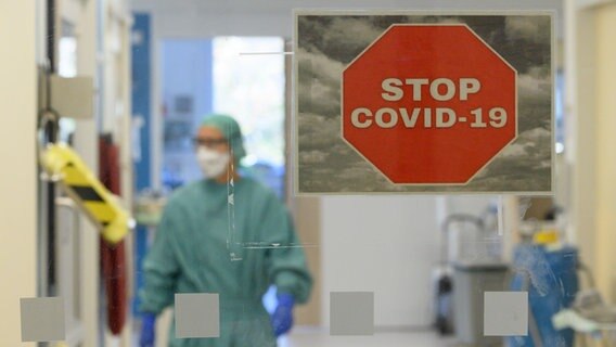 Eine Covid-19 Intensivstation ist mit einem Stoppschild gekennzeichnet © Picture Alliance/dpa/dpa-Zentralbild Foto: Robert Michael