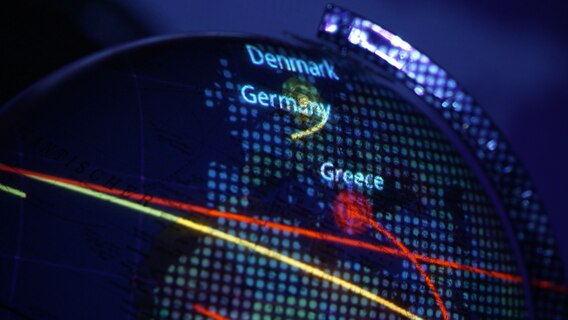 Ein Globus mit einer projektierten digitalen Oberfläche.  