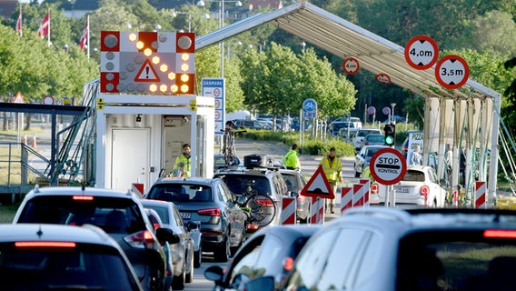 Autos stehen am Grenzübergang Krusau in Richtung Dänemark. © NDR Foto: Carsten Rehder/dpa