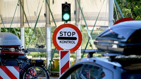 Grünes Licht zeigt eine Ampel am Grenzübergang Krusau in Richtung Dänemark. © NDR Foto: Carsten Rehder/dpa