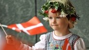 Ein kleines Mädchen schwenkt die Dänische Fahne. © DPA Foto: Jens Ressing