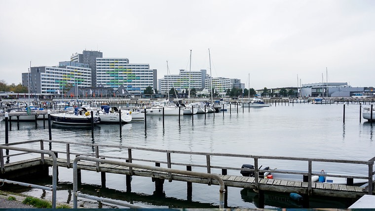 Das Appartementhaus in Damp, mit Hafen im Vordergrund © NDR Foto: Sebastian Parzanny