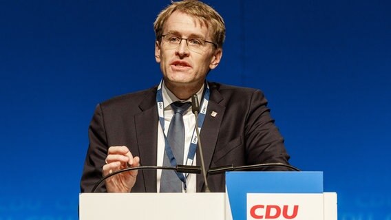 Ministerpräsident Daniel Günther steht an einem Podium und hält eine Rede. © Markus Scholz Foto: Markus Scholz