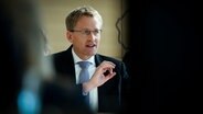 Daniel Günther (CDU), Ministerpräsident von Schleswig-Holstein, gibt seine Regierungserklärung auf einer Sitzung des Landtags im Landeshaus ab. © picture alliance/dpa Foto: Christian Charisius