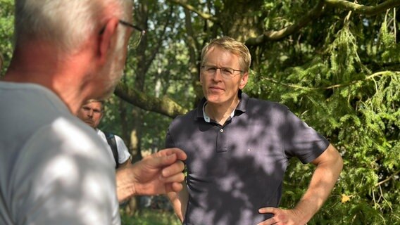 Daniel Günther im Gespräch. © NDR Foto: Jörn Zahlmann