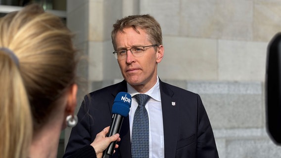 Daniel Günther bei einem Interview im Bundestag © NDR Foto: Vinetta Richter