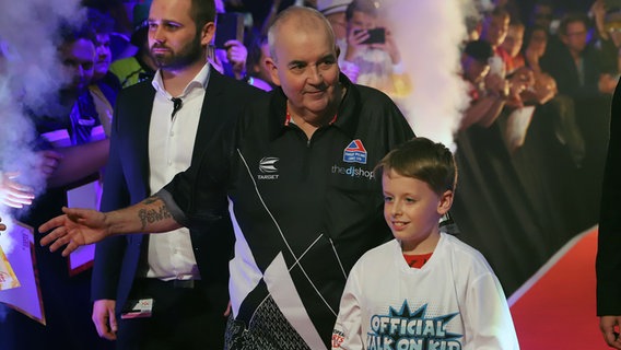 Rekordweltmeister Phil Taylor läuft beim Darts Turnier in der Kieler Ostseehalle an seinen Fans vorbei. © NDR Foto: Marina Heller