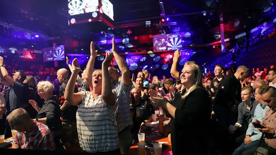 Fans jubeln beim Darts Turnier in der Kieler Ostseehalle. © NDR Foto: Marina Heller