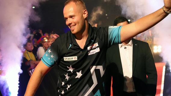 Max Hopp läuft an seinen Fans beim Darts Turnier in der Kieler Ostseehalle vorbei. © NDR Foto: Marina Heller