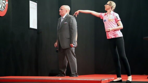 Fallon Sherrock wirft einen Wurfpfeil in die Dartscheibe beim Darts Turnier in der Kieler Ostseehalle. © NDR Foto: Marina Heller