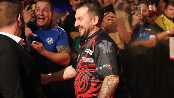 Jonny Clayton grüßt seine Fans beim Darts Turnier in der Kieler Ostseehalle. © NDR Foto: Marina Heller