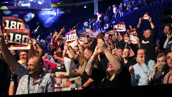 Fans jubeln beim Darts Turnier in der Kieler Ostseehalle. © NDR Foto: Marina Heller