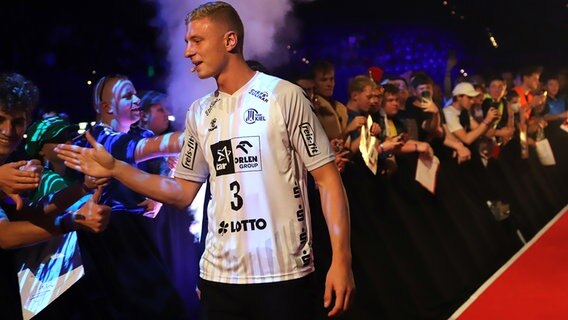 Sven Ehrig klatscht seine Fans beim Einlaufen zum Darts Turnier in der Kieler Ostseehalle ab. © NDR Foto: Marina Heller