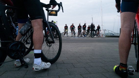 Fahrradfahrerinnen und -fahrer sammeln sich an der Kiellinie. © NDR Foto: Lisa Pandelaki