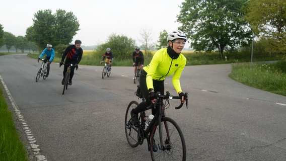 Ein Gruppe von Radfahrern auf einer Radtour © NDR Foto: Lisa Pandelaki