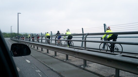 Fahrradfahrerinnen und -fahrer fahren über die Holtenauer Hochbrücke. © NDR Foto: Lisa Pandelaki