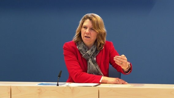 Gesundheitsministerin Kerstin von der Decken (CDU) spricht auf einer Pressekonferenz. © NDR 