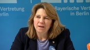 Kerstin von der Decken spricht auf einer Pressekonferenz. © NDR 