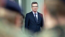 Thomas de Maizière, zwei Soldaten im Vordergrund in der Unschärfe. © dpa Foto: Friso Gentsch