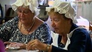 Zwei ältere Damen nehmen an der "Demenzwoche auf Platt" teil. © NDR 