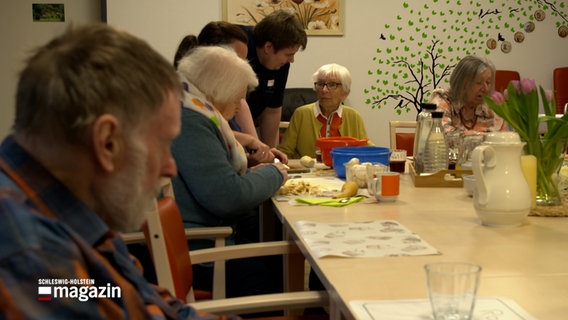 Demenz-Erkrankte sitzen an einem Tisch. © NDR 