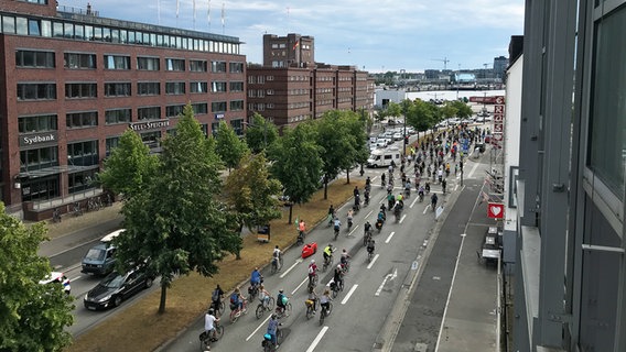 Zahlreiche Fahrradfahrer demonstrieren auf den Straßen von Kiel im Rahmen der Fridays For Future Demonstration.  Foto: Frauke Hain