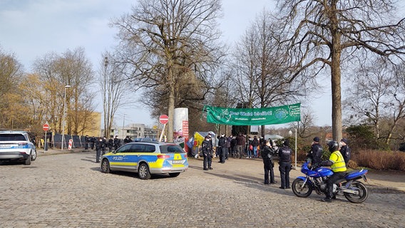 Polizisten und Demonstranten stehen am Flensburger Bahnhof. © Peer-Axel Kroeske Foto: Peer-Axel Kroeske