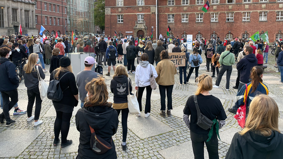 Mehrere Menschen demonstrieren auf dem Rathausplatz in Kiel bei einer Demo und fordern sichere Fluchtwege und eine Luftbrücke aus Afghanistan. © NDR Foto: Christian Wolf