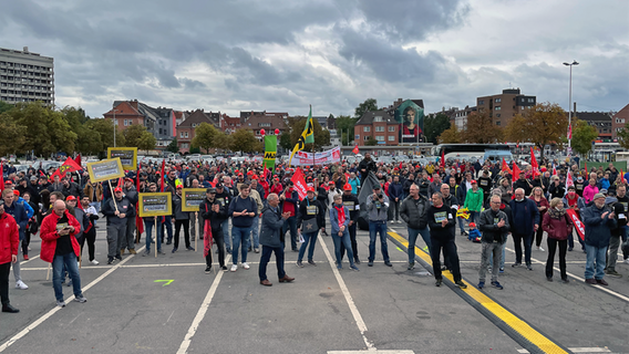 Hunderte Menschen nehmen an einer Demo am Exerzierplatz in Kiel teil. © NDR Foto: Christian Wolf