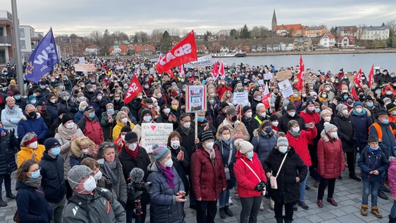 Zahlreiche Menschen demonstrieren im Hafen von Eckernförde. © NDR Foto: Christian Wolf