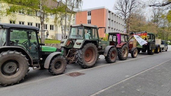 Mehrere Traktoren stehen in einer Reihe bei einer Demonstration © Marc Kramhöft Foto: Marc Kramhöft