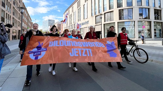 Menschen demonstrieren mit einem Plakat mit der Aufschrift "Bildungswende JETZT" in Kiel © NDR Foto: Tobias Gellert