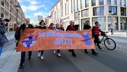 Menschen demonstrieren mit einem Plakat mit der Aufschrift "Bildungswende JETZT" in Kiel © NDR Foto: Tobias Gellert