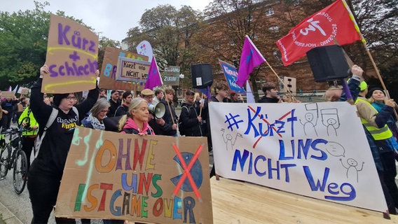Kiel: Menschen demonstrieren gegen Kürzungen im Freiwilligendienst. © NDR Foto: Jennifer Reisloh