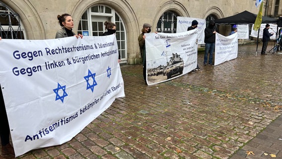 Menschen demonstrieren auf dem Kieler Rathausplatz bei einer proisraelischen Demo. © NDR Foto: Friederike Hoppe
