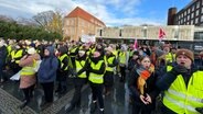 Mitarbeiter des UKSH streiken in Kiel auf dem Schlossplatz. © NDR Foto: Tobias Gellert