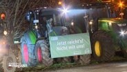 Landwirte demonstrieren mit ihren Trekern. © NDR 