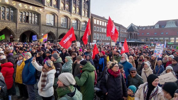 Zahlreiche Menschen demonstrieren in Lübeck auf dem Rathausplatz gegen Rechtsextremismus. © NDR 