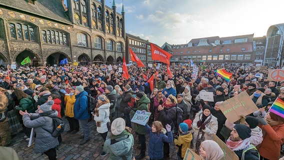 Zahlreiche Menschen demonstrieren in Lübeck auf dem Rathausplatz gegen Rechtsextremismus. © NDR Foto: Phillip Kamke
