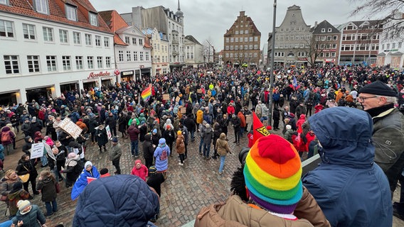 Zahlreiche Menschen demonstrieren gegen Rechtsextremismus auf dem Südermarkt in Flensburg. © NDR Foto: Peer-Axel Kroeske
