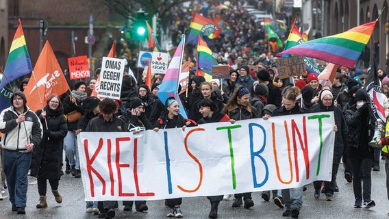 Teilnehmer halten auf einer Demonstration gegen Rechtsextremismus ein Transparent mit der Aufschrift "Kiel ist bunt". © dpa-Bildfunk Foto: Markus Scholz