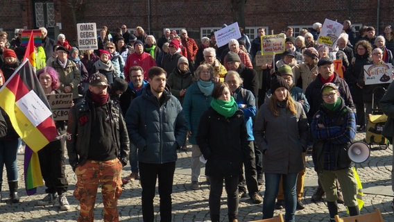 In Rendsburg demonstrieren Menschen gegen Rechts. © NDR 