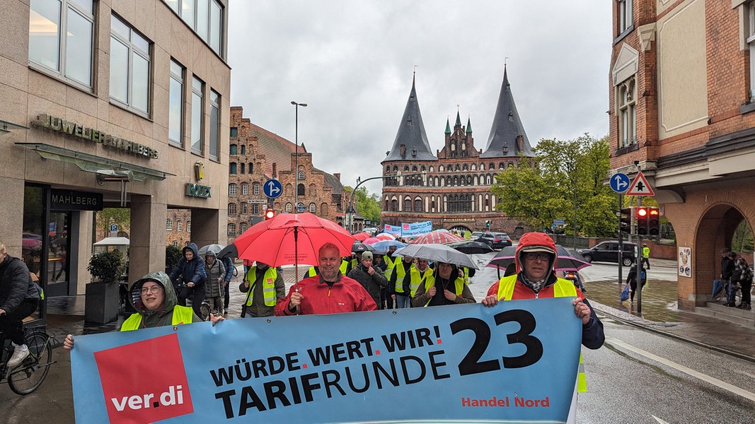 Demonstranten der Gewerkschaft verdi vor dem Holstentor in Lübeck.