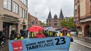 Demonstranten der Gewerkschaft verdi vor dem Holstentor in Lübeck. © NDR Foto: Phillip Kampke