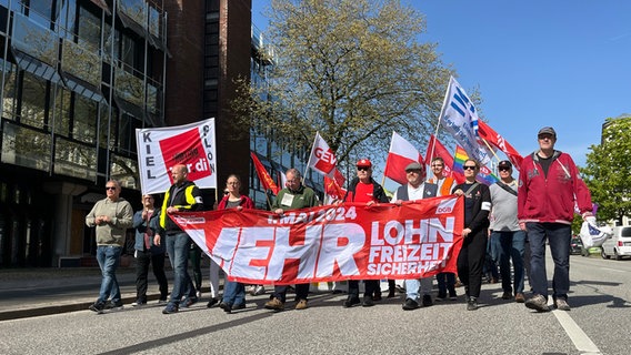 Menschen demonstrieren in Kiel am 1. Mai 2024. © NDR Foto: Lisa Synowski